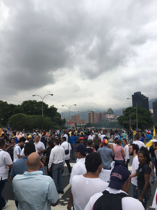 sumariuminfo's tweet photo. #AHORA Bombas lacrimógenas en Plaza Venezuela   https://t.co/alRYIFPXTO https://t.co/m3grmnBONk