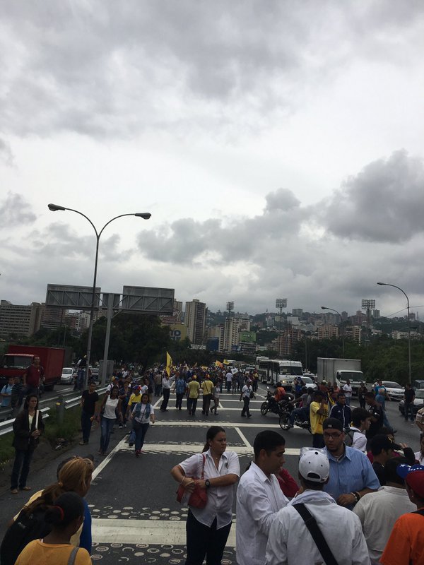 sumariuminfo's tweet photo. #AHORA Bombas lacrimógenas en Plaza Venezuela   https://t.co/alRYIFPXTO https://t.co/m3grmnBONk