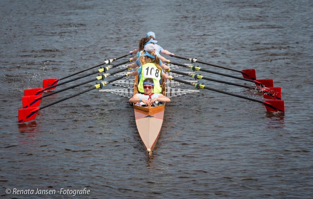 Ruim 170 boten vandaag door de Ringvaart <a href="/haarlemmermeer/">Haarlemmermeer</a> <a href="/HLMRMEER/">VisitHaarlemmermeer</a> Roeitocht #100 km <a href="/Ringvaart/">Ringvaart Regatta</a> #respect