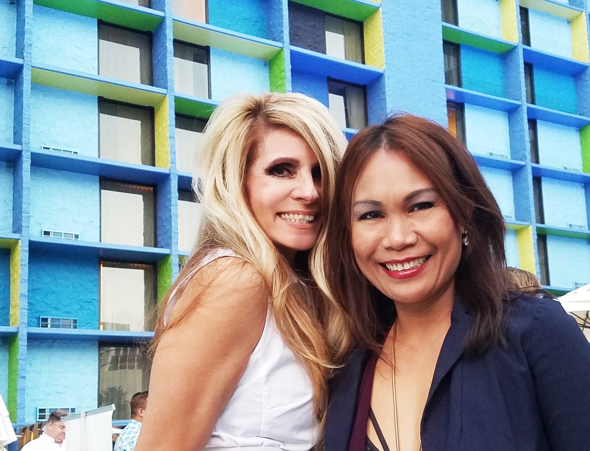 First time at @thelinq #LasVegas for <a href="/DannyVegasLive/">Danny Vegas</a> Event at the pool! Top notch networking! w/ Bella #oneluckygal