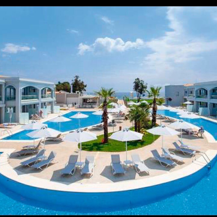 Billyrumble1's tweet image. #40Days @ZoeGreen6 ✈️🍺👙💶🏊🏼🌴🇬🇷🕶☀️ can't wait for this break!! #WellNeeded