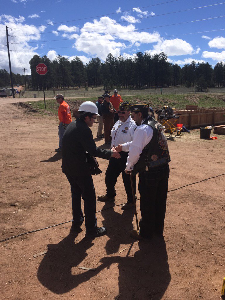 Shaking hands with the community! #serviceselfie <a href="/TeamDepot/">Team Depot</a>