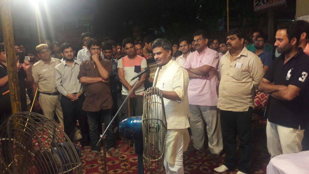 csejustice's tweet photo. SHRI ARUN KUMAR VISITS HUNGER STRIKE VENUE,MP(jahanabad)
WE THANK YOU SIR FOR YOUR SUPPORT  #fastUntoDeath https://t.co/UbwTpABkg3