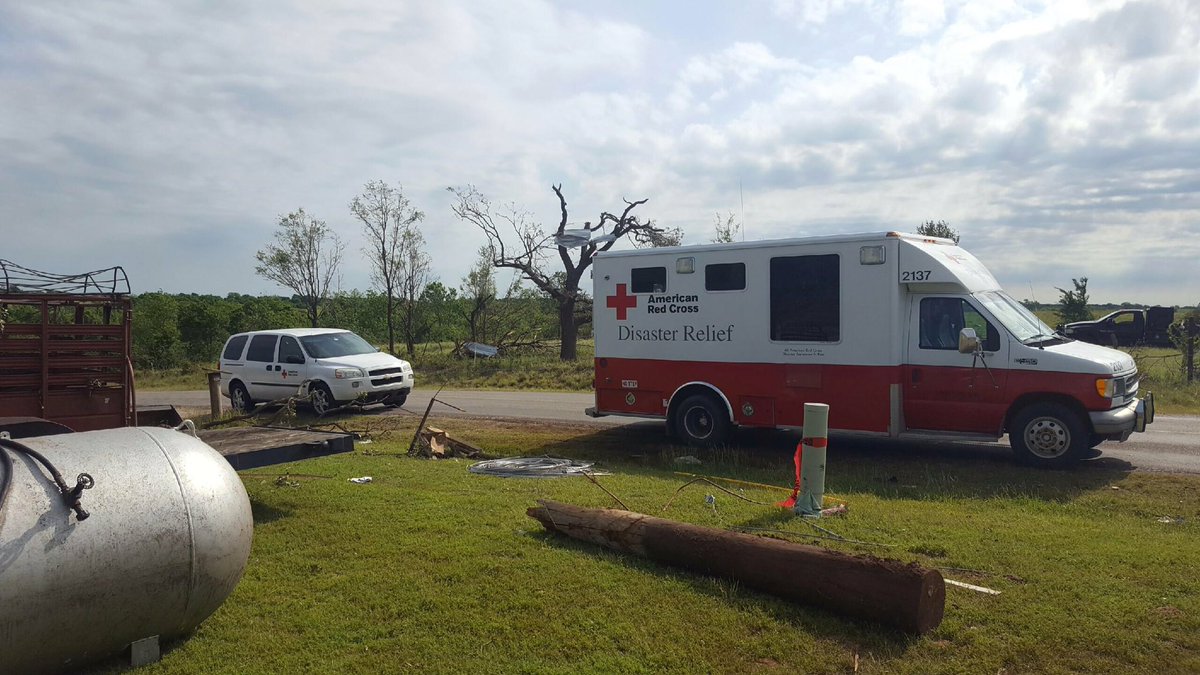 RedCrossOK's tweet photo. .@RedCross Teams providing disaster relief &amp; support to neighbors recovering from tornadoes east of Joy. #okwx https://t.co/VZLhk2zYAf
