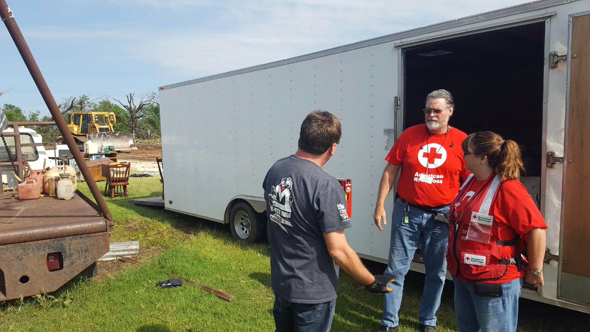 RedCrossOK's tweet photo. .@RedCross Teams providing disaster relief &amp; support to neighbors recovering from tornadoes east of Joy. #okwx https://t.co/VZLhk2zYAf
