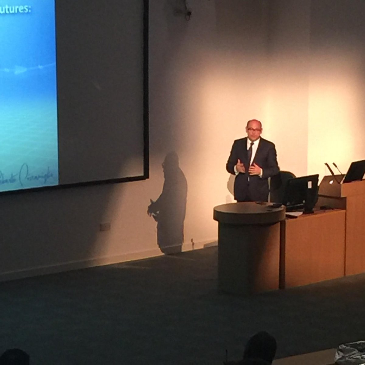 FaceEyesNose's tweet image. @SilhouetteSoft #expert Dr Roberto Pizzamiglio presenting #facialrejuvenation with threads @FaceEyesNose