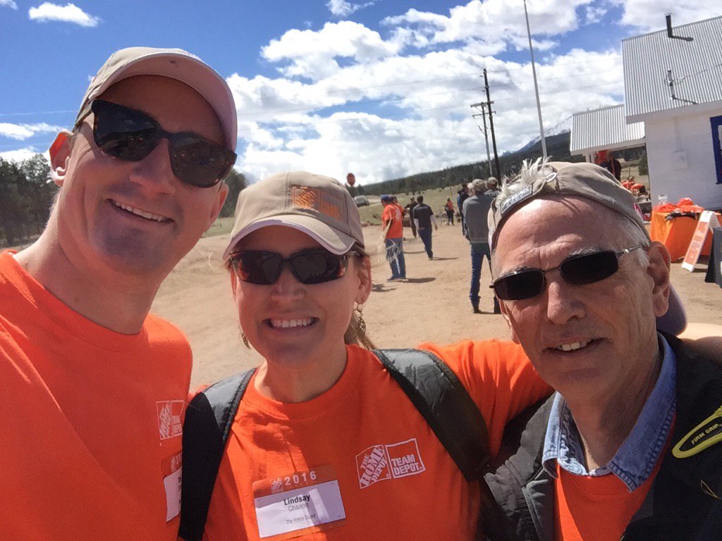 Hanging with the <a href="/stevesdoors/">Steves & Sons, Inc.</a> crew for <a href="/TeamDepot/">Team Depot</a> #serviceselfie