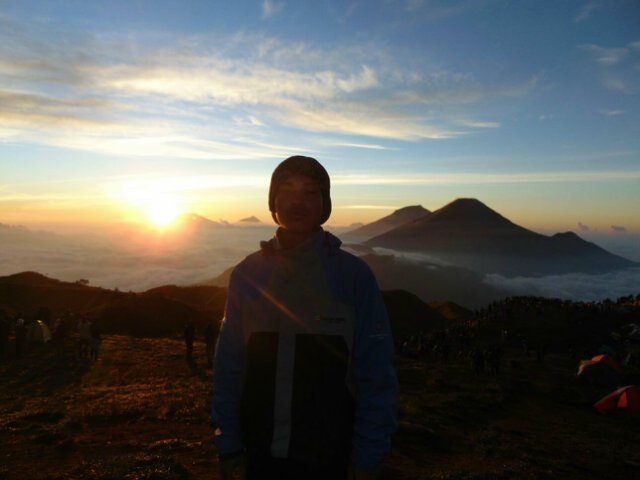 dieng_festival's tweet photo. golden sunrise golden heart #puncakprau #VisitJateng #JatengGayeng #MariPiknik #mlakumlaku #AyoDolan #diengplateau https://t.co/rTS6HBIWur