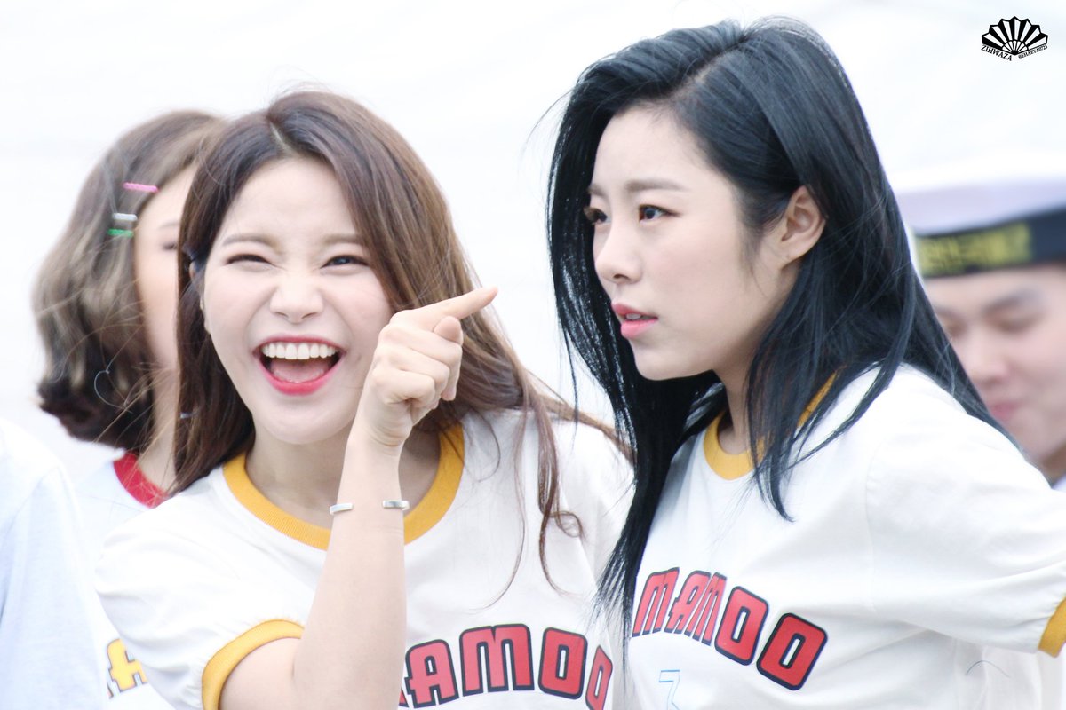 160505 영암 모터대회 단체2
참 언니랑 동생이 바뀐것같단말이지..
#마마무 #솔라 #문별 #휘인 #화사
