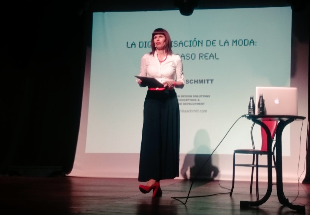 pixelinmind's tweet photo. Anika Schmitt #UXF2016 insiste en la observación del usuario y el trato cercano más allá de las métricas #CX https://t.co/2msodE8CbJ