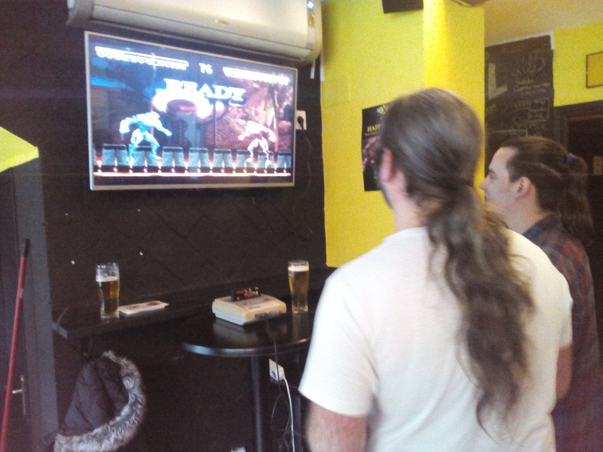 DaniParraLopez's tweet image. Super Nintendo :D Un poco de vicio en el #GameDevMeetup de @AEVmadrid, en el @PixelBar_Madrid #retrogaming