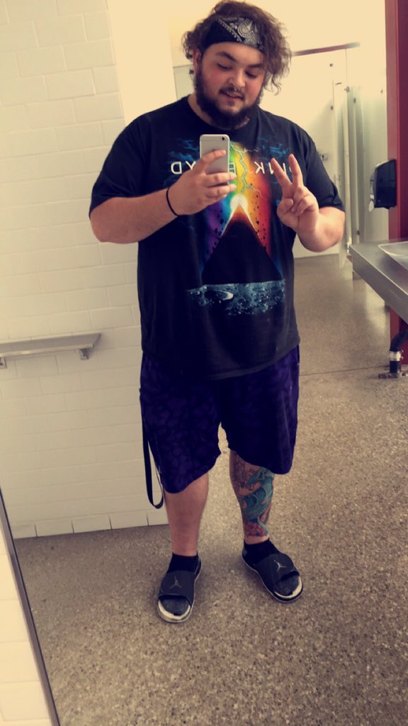 anderson_aron's tweet photo. I don't even know what I'm thinking when I put clothes on in the mornings anymore https://t.co/fh3dYF36u7