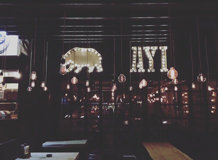 AYI_PUB's tweet photo. Disko'nun ışıkları yanmaya başladı. Sen şimdi günün stresiyle dolmuşsundur. Gel, kurtul.🐻🍻👊🏻 #ayı #pub #disko https://t.co/Tz3RlAC75K