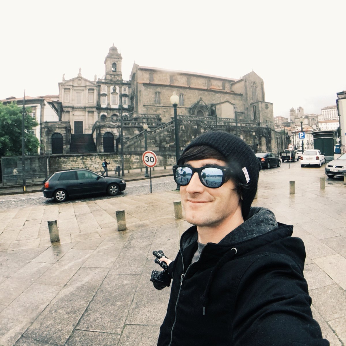 LuzuVlogs's tweet photo. Ya estoy paseando por Oporto, aunque llueve a mares jajaja https://t.co/FsfCpfqRTC