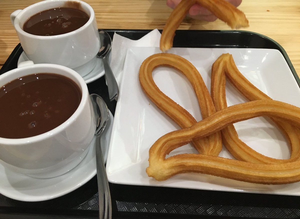 De esto que sales de currar, llueve, pasas por delante de una churrería y...