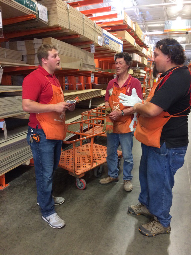 JeffDSpangler's tweet image. 21/22 DH Matthew doing great job talking safety with his team #loadsafe #gloveseverytime