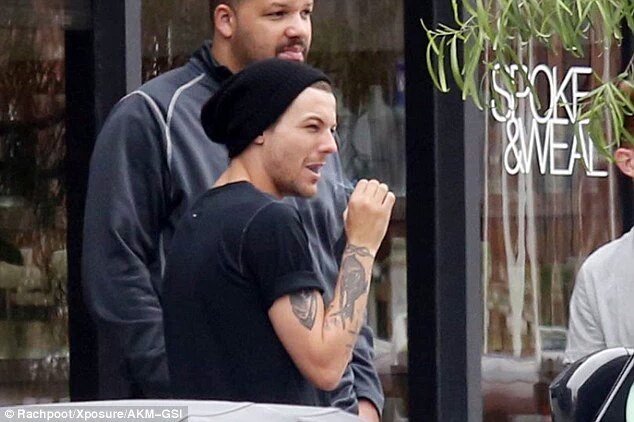 1DreamWork's tweet photo. Fotos del Sexy Louis😍 el día de  ayer, 10 de mayo

-Tina Styles https://t.co/KS7XUWg59t