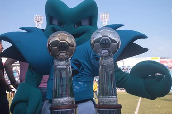 Historico el momento..Tampicudo...mascota de la Jaiba Brava posando con los trofeos de la Final del Clausura 16