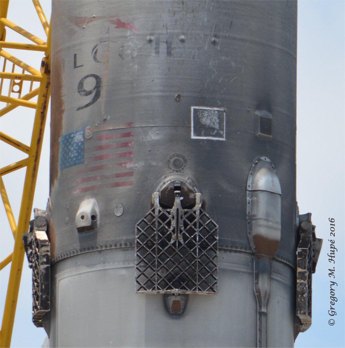 GregHupe's tweet photo. I was able to capture another image that illustrates the extreme heat of re-entry #SpaceX #Falcon9 #JCSAT14 https://t.co/0BU9wX8kCa