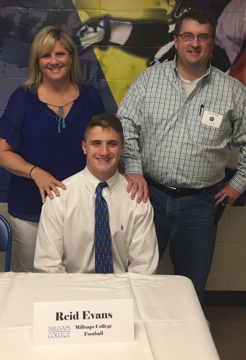 MajorsFootball's tweet photo. Welcome Klein (TX) LB Reid Evans to the @millsapscollege family! #Another1 #TXProduct #SAPSFB #FTF @texashsfootball https://t.co/6s1RogapJm