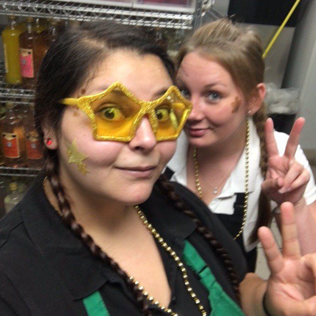 SbuxSrqDerekAve's tweet photo. Cristina and Liz feeling the #goldstatus #StarbucksRewards #d949 #tobeapartner https://t.co/FhWgltqjMb