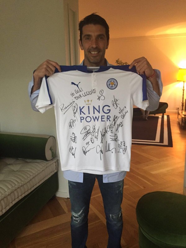 CleatsOff's tweet photo. Renovó contrato con @juventusfces y recibió este regalo del plantel del @LCFC. Gran día para @gianluigibuffon! https://t.co/vOkE0zkT2D