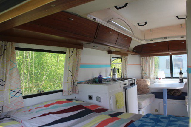 Caravanity's tweet image. Zo verf je je #caravan met #krijtverf: caravanity.nl/verf-je-carava…