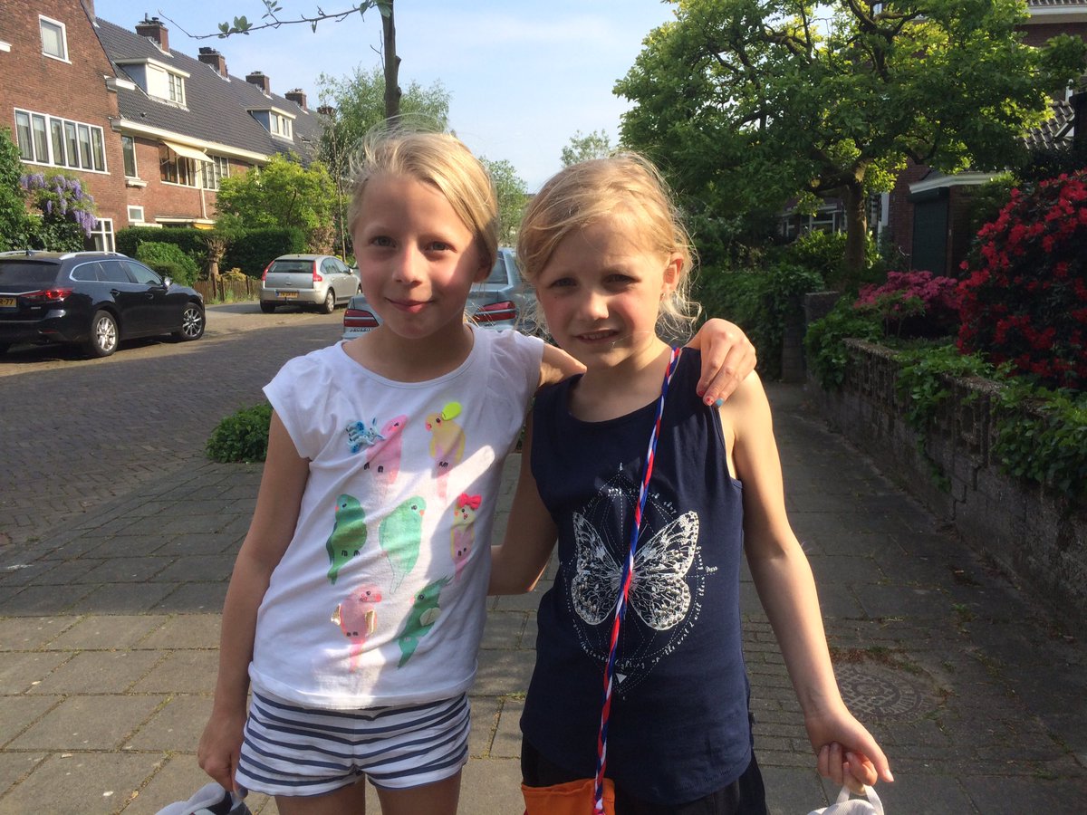 bertroete's tweet photo. @anjahaga Deze dames waren ons misgelopen, wilde vragen of er een klein hockeyveldje kon komen. Groeten @Molenbeke https://t.co/gThLQRZu3p
