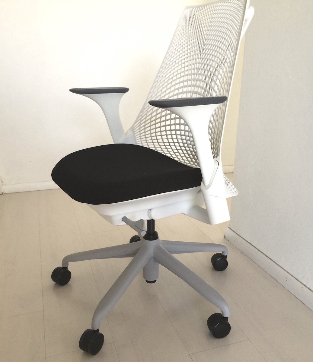 asimo3089's tweet photo. Got a new chair! My old office style chair was falling apart! https://t.co/ucLUiHKZlc