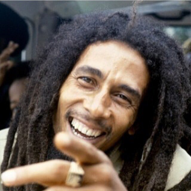 Vivo e atuante em nossos corações. "Vou ascender uma vela pra ele, vou fazer uma oração".