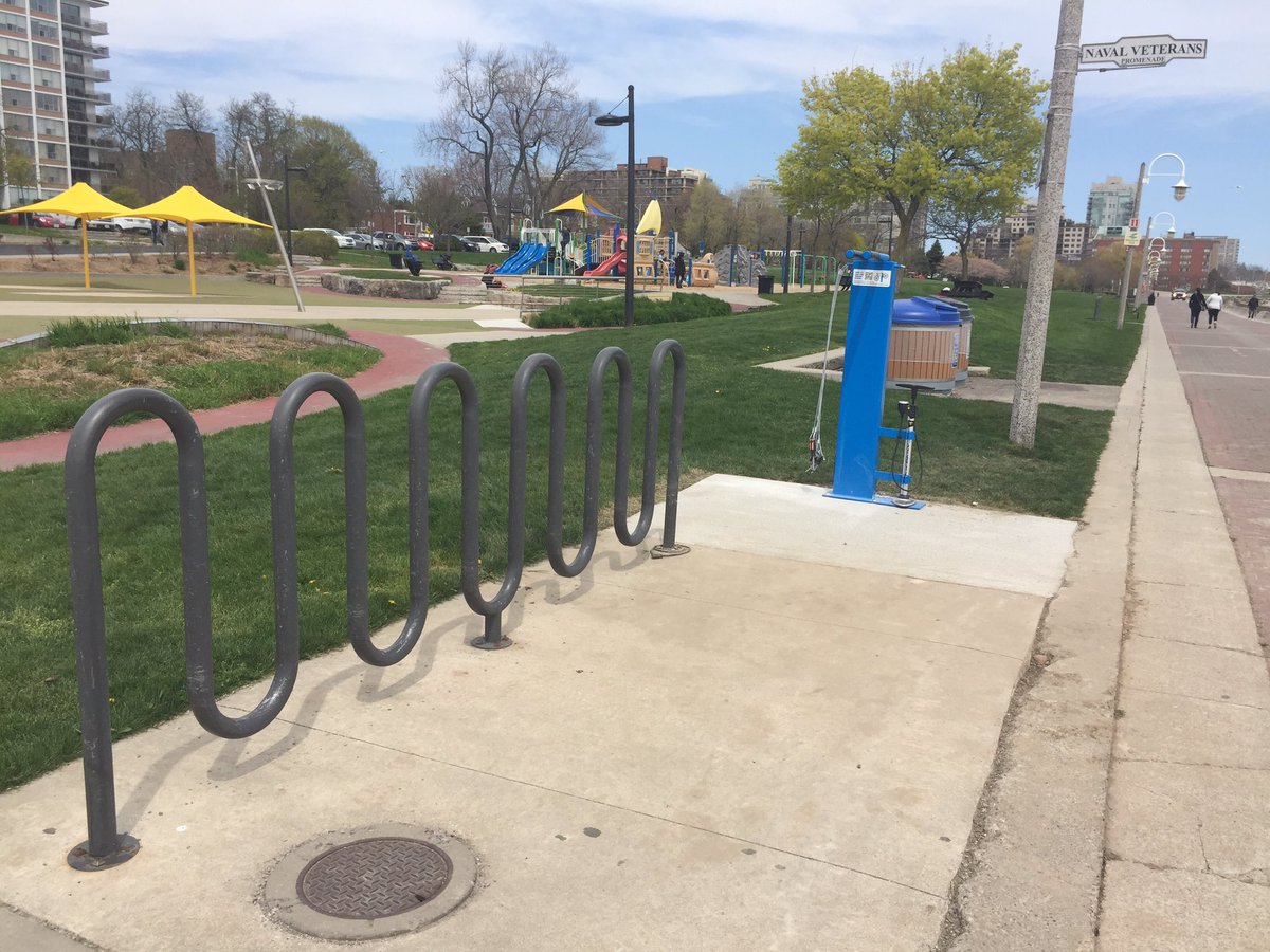 DTBurlingtonON's tweet photo. There's a new bicycle repair station in Spencer Smith Park! 🚴🏼🔧#BurlOn https://t.co/3kxiJlDXLV