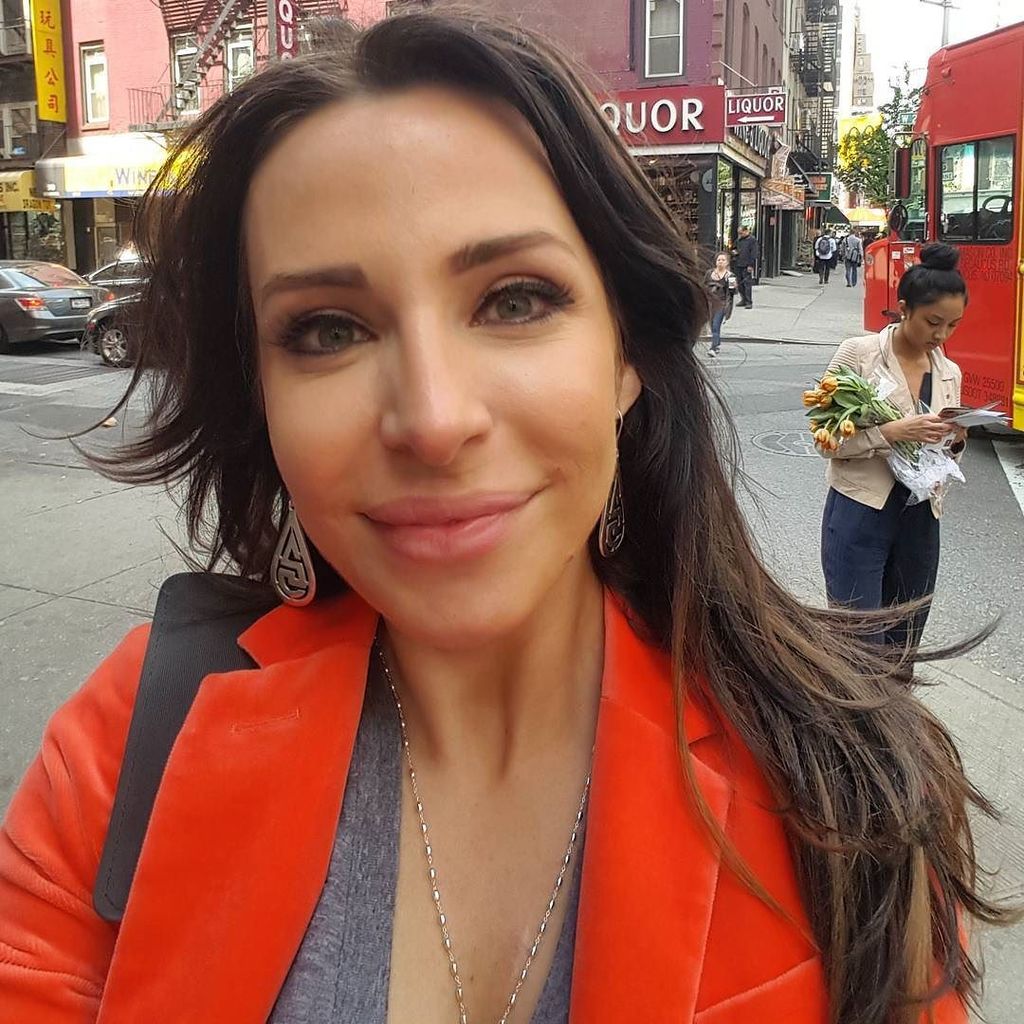 nicolettebrycki's tweet photo. #nyc for the day. From one job to the next. #makeupartist #stylexpert #workingirl https://t.co/dKiyarlNHP https://t.co/YNYTyV4MuF