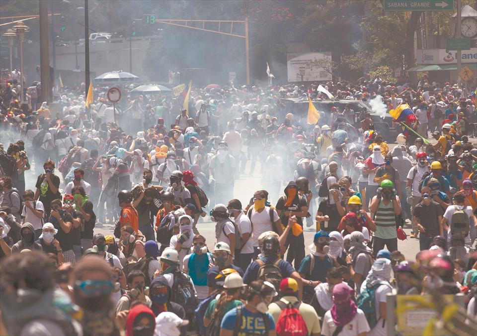 ElNacionalWeb's tweet photo. [Fotos] Con bombas lacrimógenas y perdigones reprimen marcha opositora en Caracas https://t.co/ysSLfhZXsO https://t.co/NjCKKDJgdl