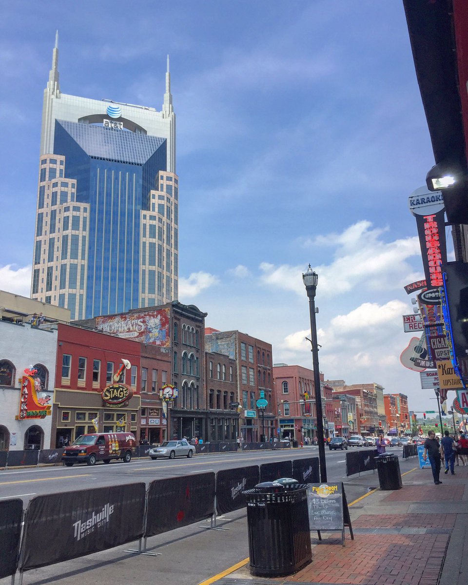 MattSimons's tweet photo. Music city 🎤🎻 Tune into @Lightning100 around 2:30pm Nashville time for a live interview/performance! https://t.co/wl5L0WAcCP