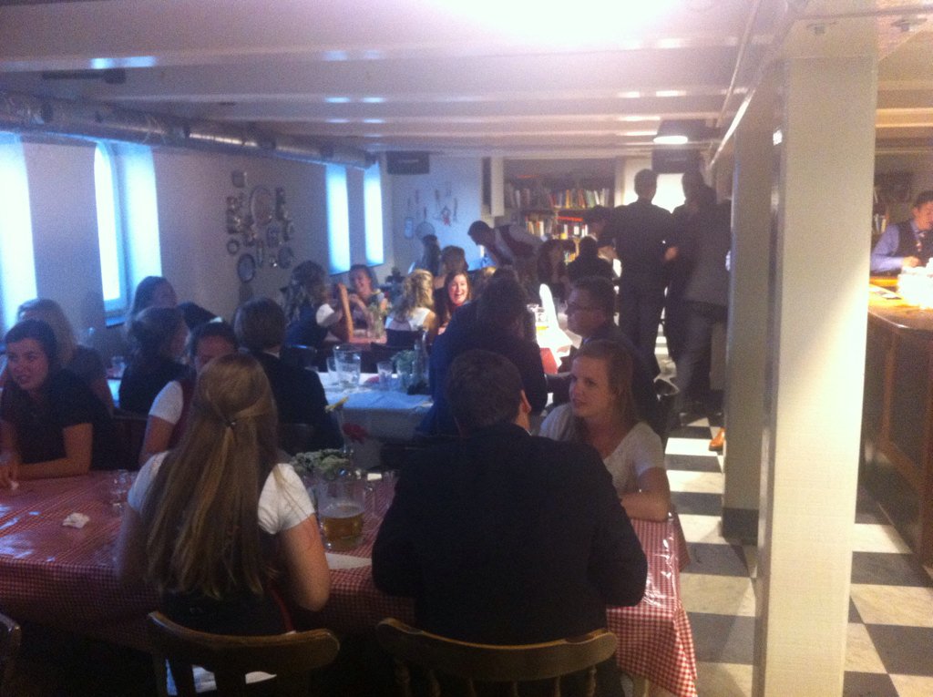 PkvvContractus's tweet photo. Edwin Zuidema, studentagent, is uitgeroepen tot Stadjer van et Jaar, proficiat! Nu is hetBAZES diner in volle gang! https://t.co/NeqQsxquGU