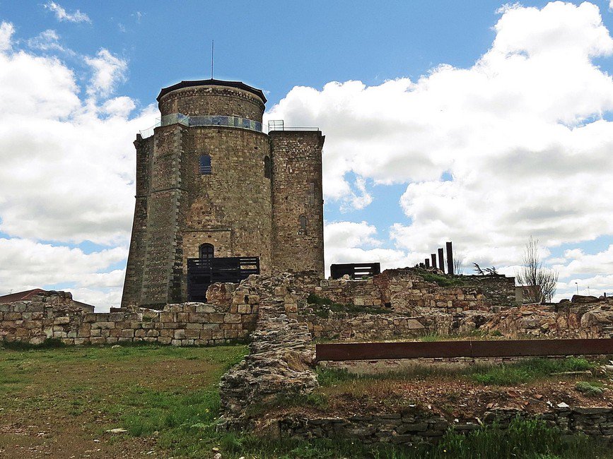 VivamiPuebloLG's tweet photo. ¿Conocéis el origen y los avatares por los que ha pasado el castillo de Alba de Tormes?: https://t.co/po3Qt0cqLI https://t.co/ZGrKVKuz9K