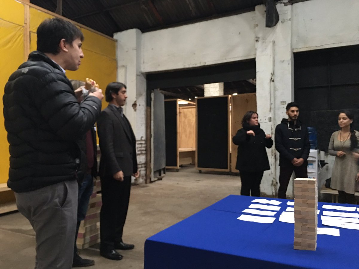 Nuestro equipo jugando al "Jenga Financiero" con <a href="/fundmustakis/">Fundación Mustakis</a> en el nuevo #if2