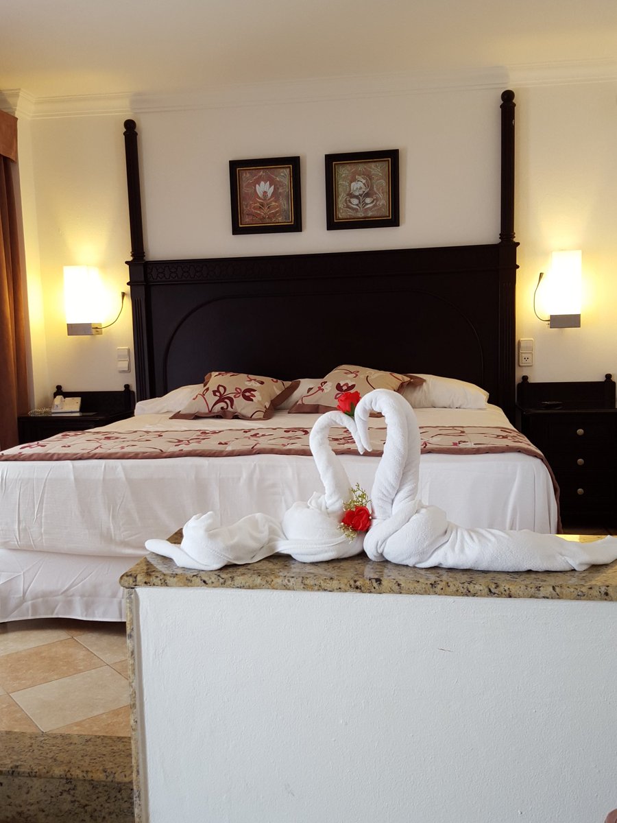 Reeseman222's tweet photo. @mmk1187 we just checked in!  #Aruba #vacation https://t.co/qhjzzBdnVR