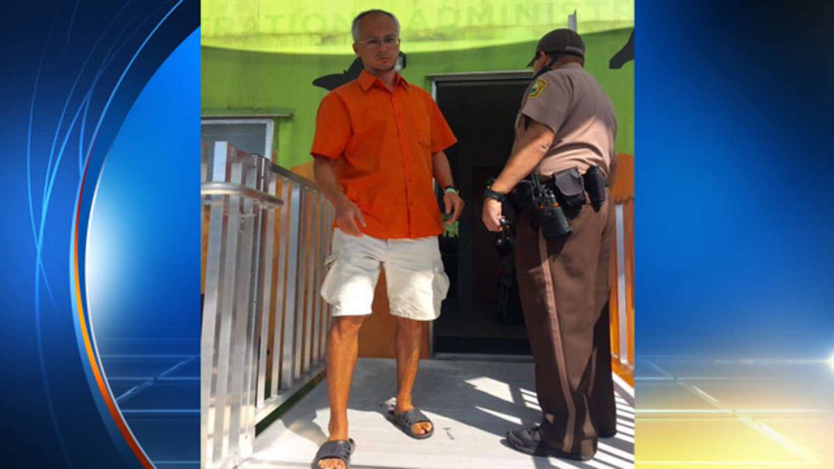 Man removed from #ZooMiami after he was caught by parent taking photos of young girls bit.ly/23If2bJ?utm_me… https://t.co/nPxgKFooQL