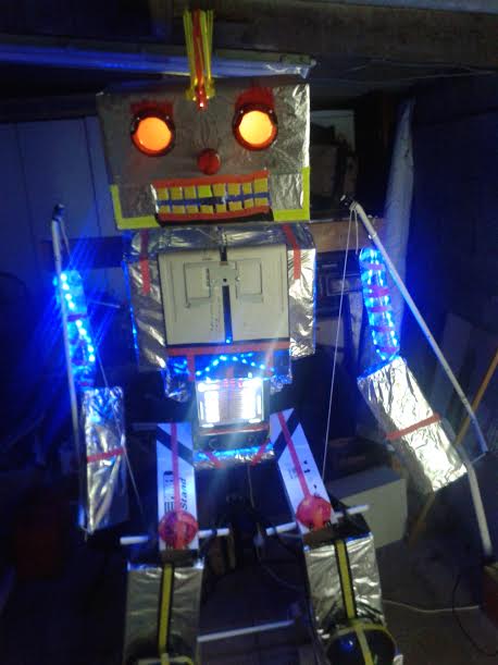 GatanDivag's tweet photo. Robot géant en cours de finalisation pour dimanche ! https://t.co/hqAgQGjfY3 #robot #superboum @TheBrainRadio https://t.co/UJZW3v0cTW