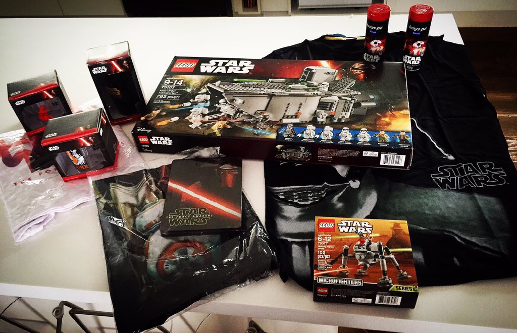 DBoaventuraReal's tweet photo. Sim, sou Star Wars fan! Obrigado pelos presentes Obrigado   #disney #starwars #odespertardaforca  #caseassessoria https://t.co/nE4aSrjYUk