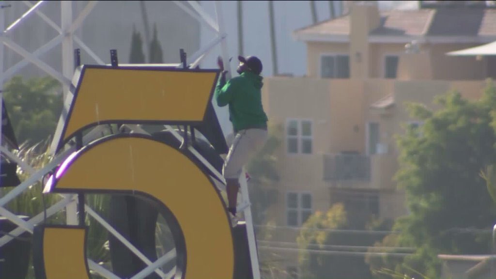 UBtalkin's tweet photo. And now we have #ManInTower 

Man climbs KTLA tower, prompting closure of Sunset Blvd in Hollywood  via @KTLA https://t.co/eNq4CSQFk2