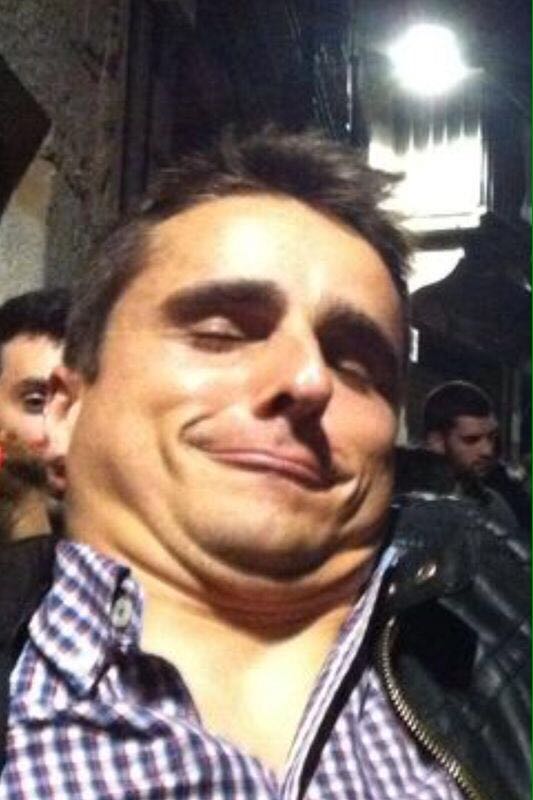 Ruben_Costas's tweet photo. #LandRober51 Currás vai pedirlle os cartos ao Sr. Xuís polas jaliñas @LandRoberTVG @landrobervilar https://t.co/foCinJSDoQ