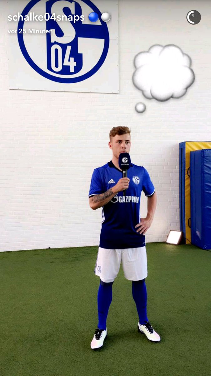 Hordark04's tweet photo. Die Strümpfe sitzen :DDDD #MM07 #MaxMeyer #Ernst #nurderS04 https://t.co/zvFuzJf6tQ