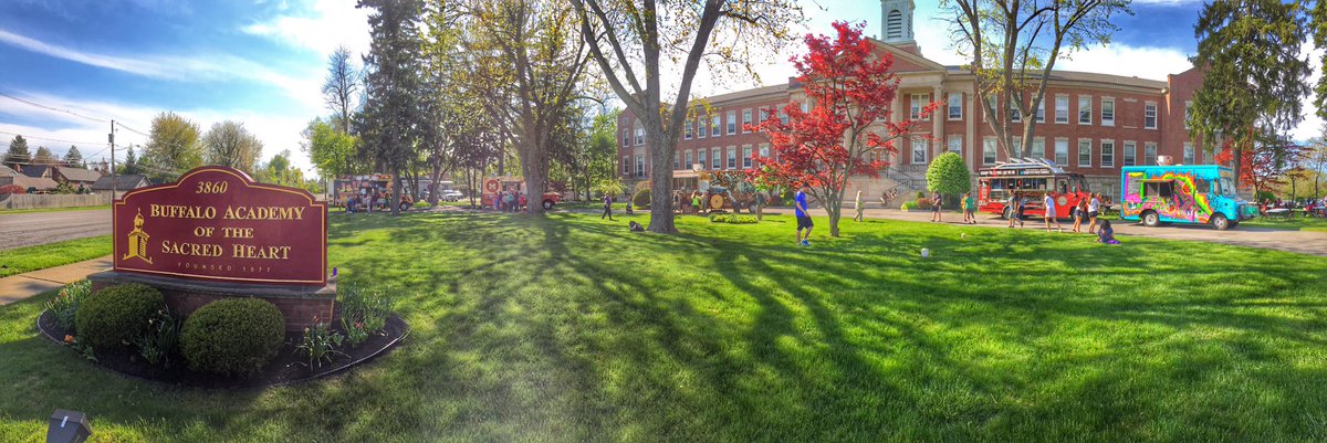BWipp's tweet photo. Great night to enjoy food trucks at Sacred Heart Academy til 8pm. Main &amp; Eggert. @sha_shamus https://t.co/xb7a1DPNZm