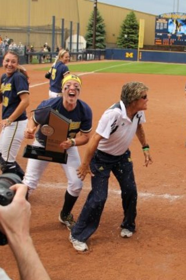DukeSOFTBALL's tweet photo. Two Michigan alums ➡️ #BuildingDukeSB
Good luck to @umichsoftball in the #B1GSB Tournament this weekend! https://t.co/dPaTjkOjvS