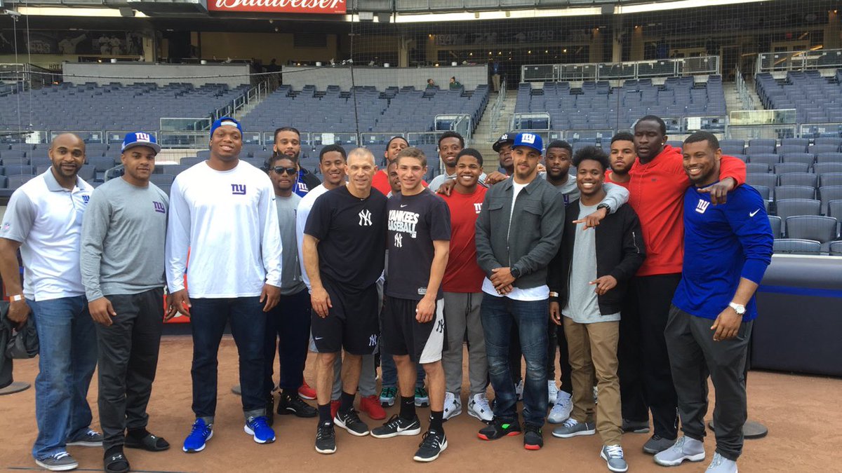 Giants's tweet image. #Giants rookies w/ @Yankees skipper Joe Girardi! Follow the rooks at Yankee Stadium on Snap! 👻: NewYork-Giants