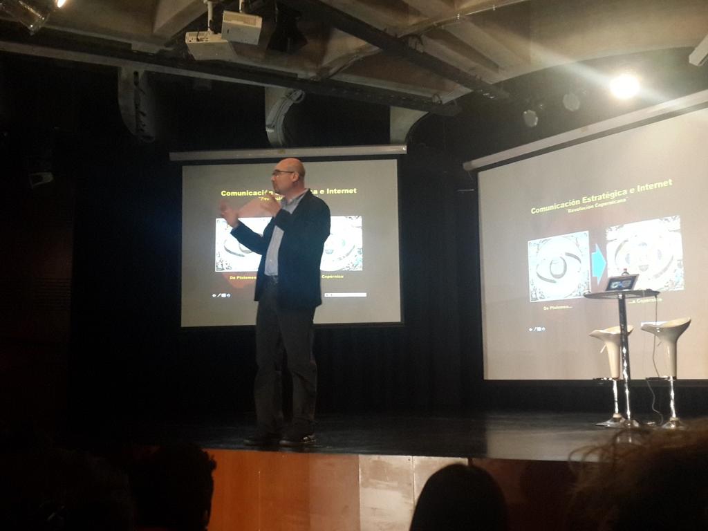 Danielasalasgg's tweet photo. Comunicación estratégica e internet, @paulcapriotti #RPPRO #PRPRO @PRDuocvina @scarlett_nahara https://t.co/h3hOPeVHPE