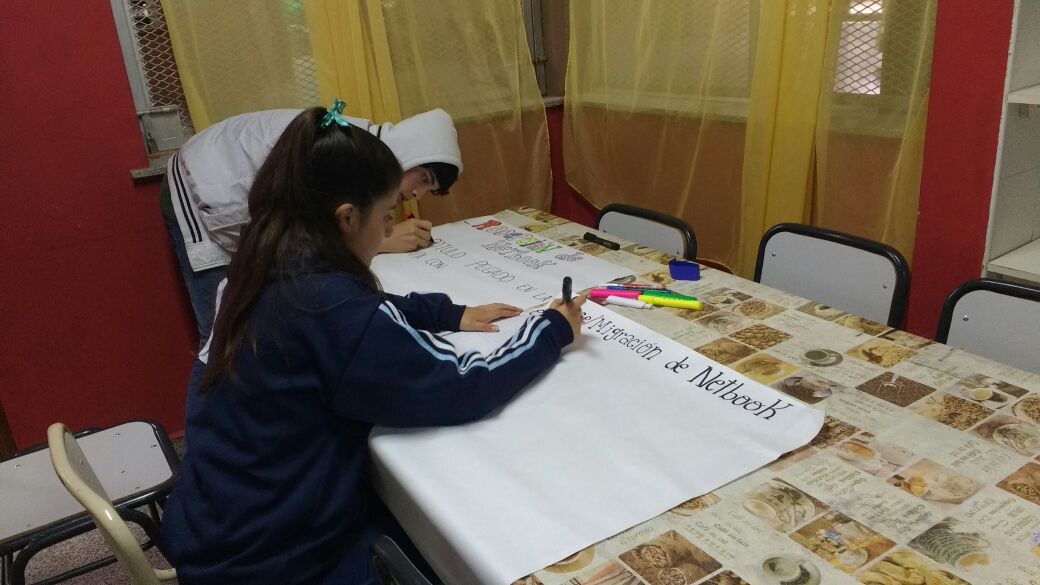 Dilosa14's tweet photo. Alumnos realizando Cartelera TIC - Escuela Media Gobernador Piedrabuena. @jplichtmajer https://t.co/CHriG1QtCz