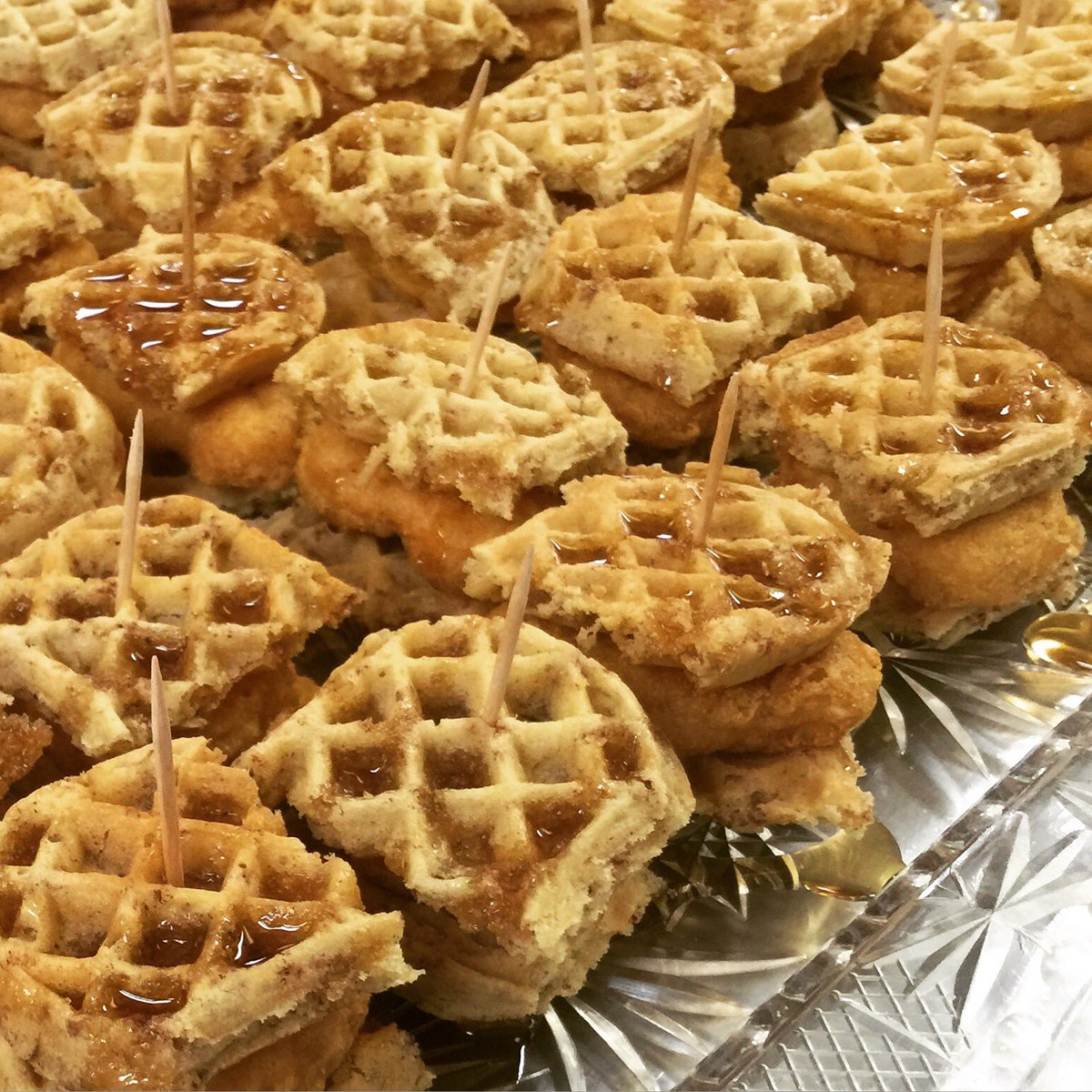 praiseyth's tweet photo. chicken & waffles VIP snack?!?! whaaaaa?! VIP is for 1st-3rd time guests and the person that brings them! #412stumin https://t.co/wafkiwoakT